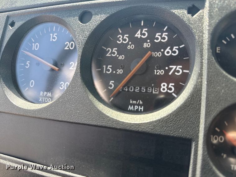 image for item NU9566 2001 Freightliner FL80 delivery truck