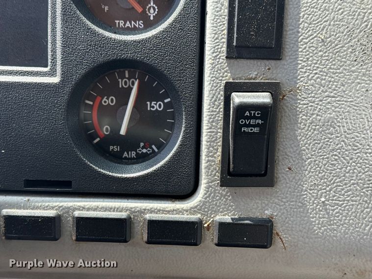 image for item NU9566 2001 Freightliner FL80 delivery truck