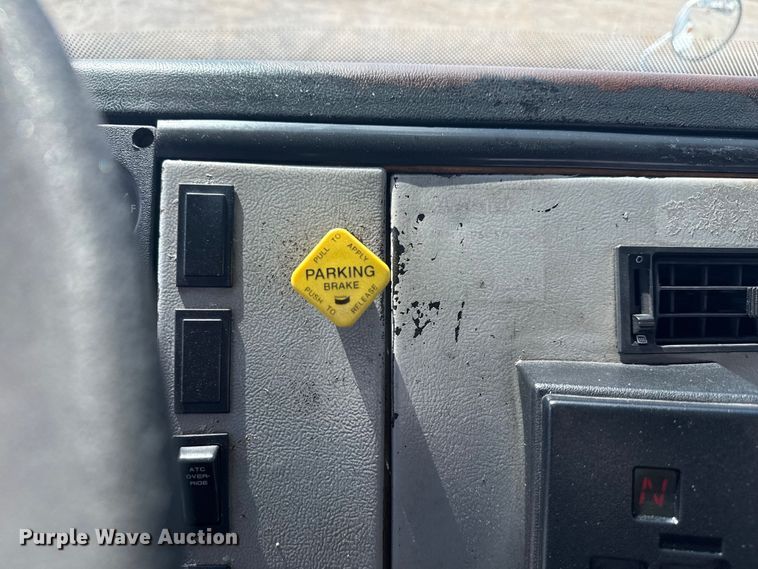 image for item NU9566 2001 Freightliner FL80 delivery truck