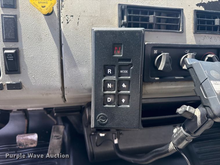 image for item NU9566 2001 Freightliner FL80 delivery truck