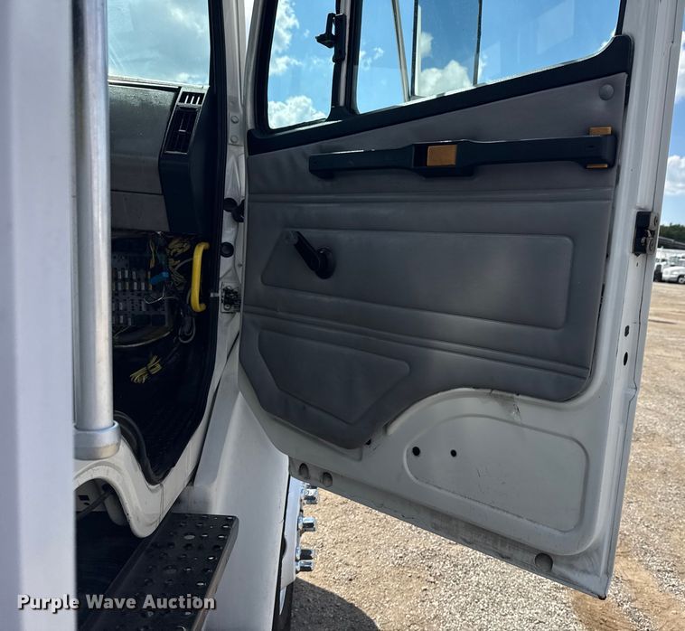 image for item NU9566 2001 Freightliner FL80 delivery truck