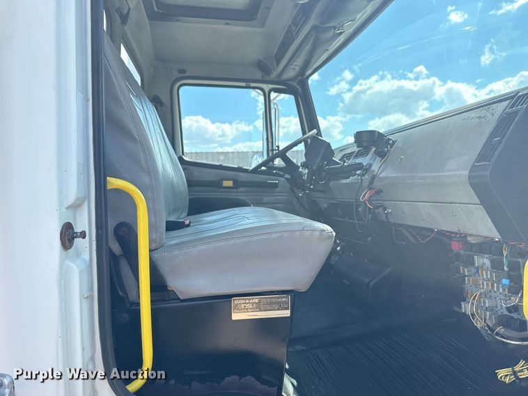 image for item NU9566 2001 Freightliner FL80 delivery truck