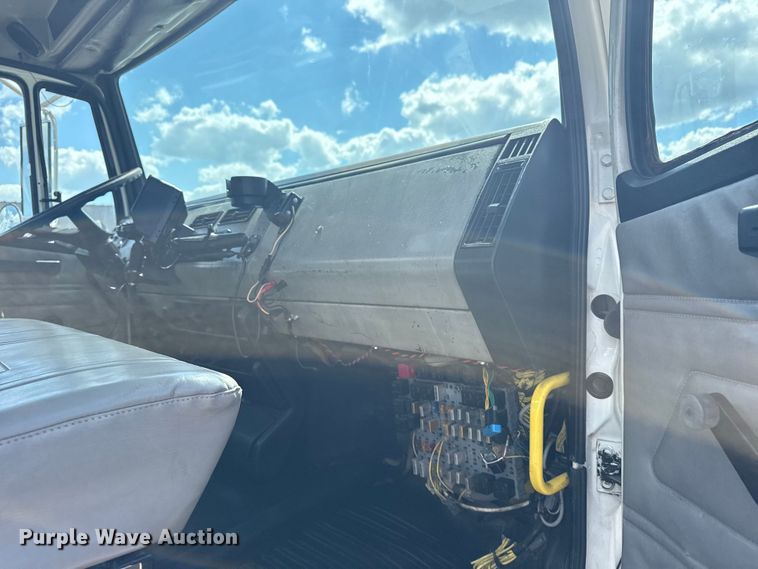 image for item NU9566 2001 Freightliner FL80 delivery truck