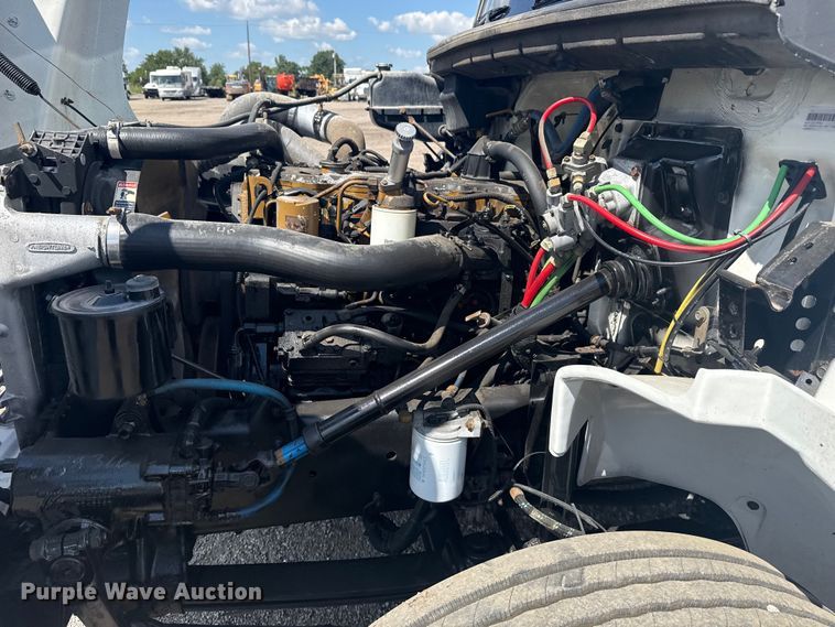 image for item NU9566 2001 Freightliner FL80 delivery truck