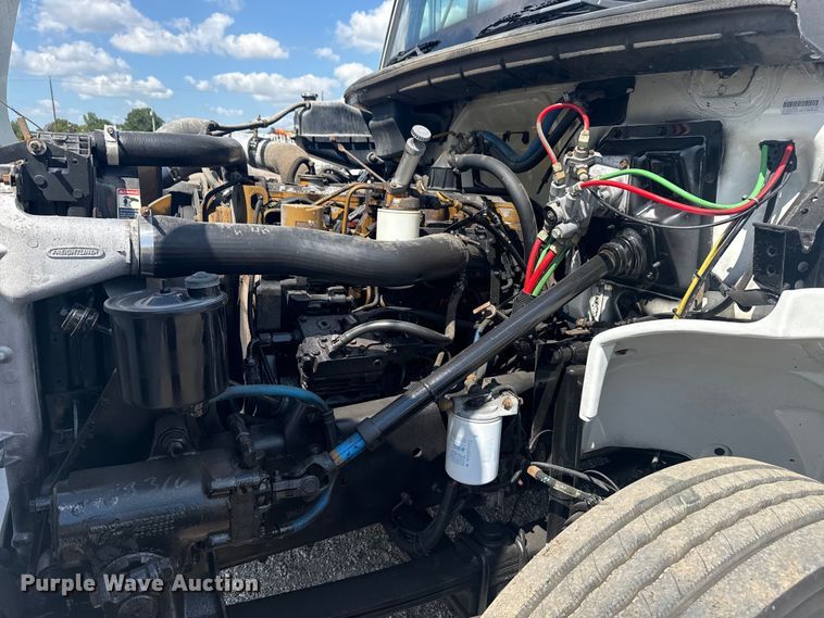 image for item NU9566 2001 Freightliner FL80 delivery truck