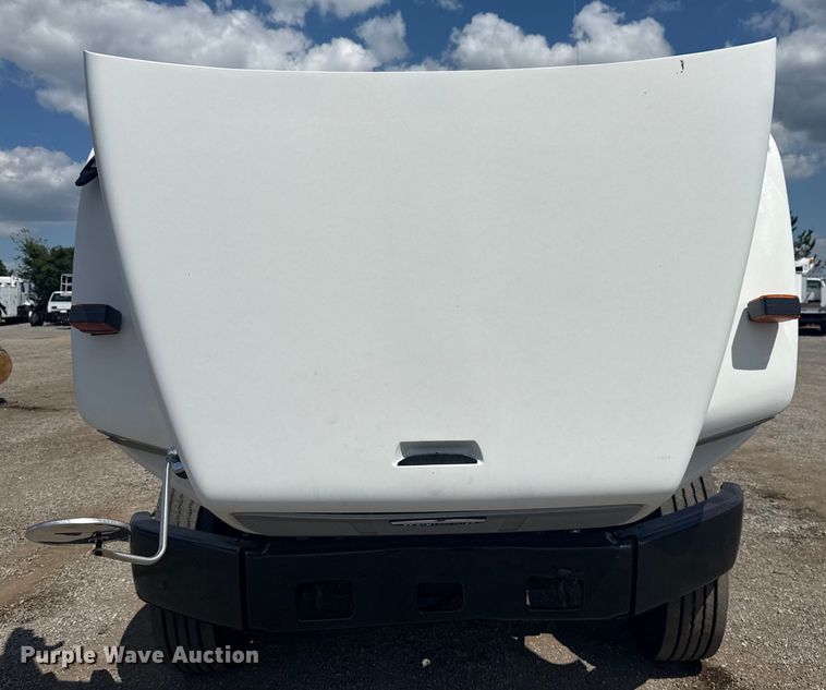 image for item NU9566 2001 Freightliner FL80 delivery truck