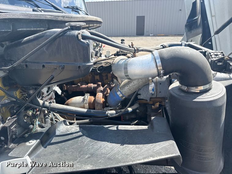 image for item NU9566 2001 Freightliner FL80 delivery truck