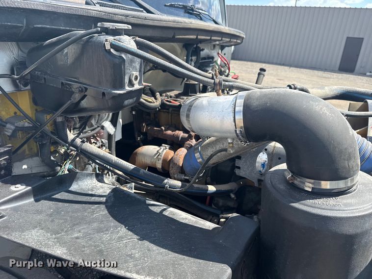 image for item NU9566 2001 Freightliner FL80 delivery truck