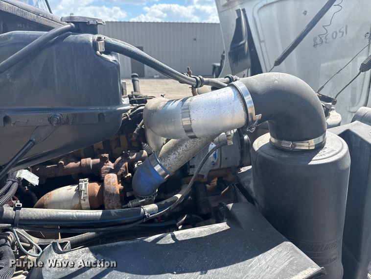 image for item NU9566 2001 Freightliner FL80 delivery truck