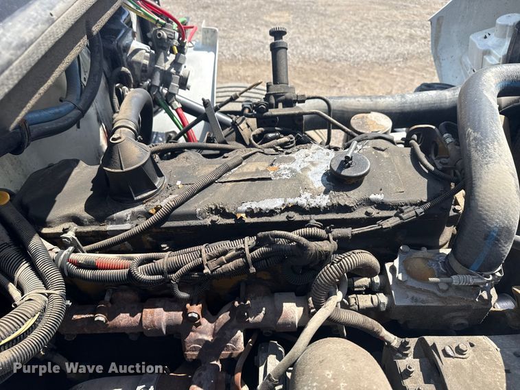 image for item NU9566 2001 Freightliner FL80 delivery truck