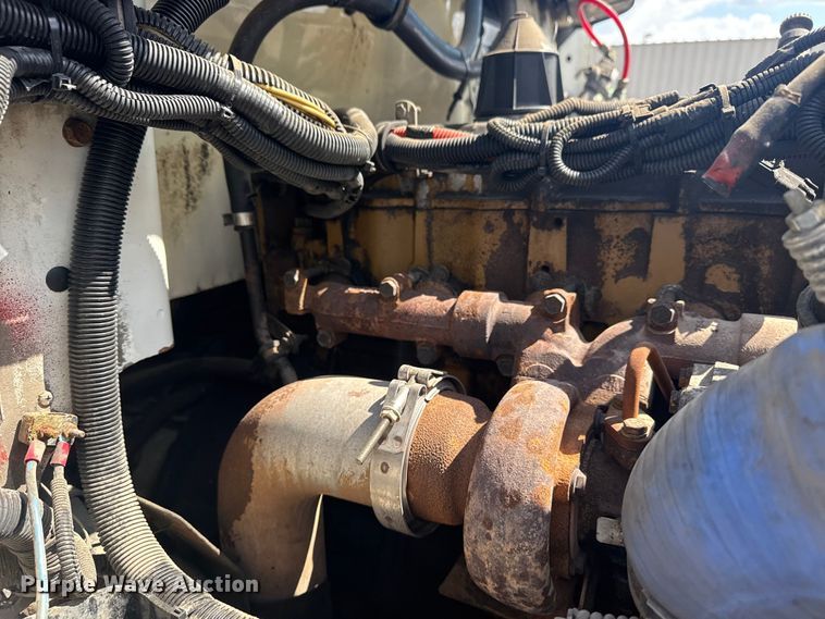 image for item NU9566 2001 Freightliner FL80 delivery truck