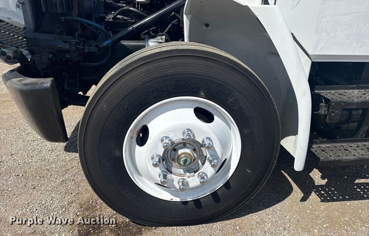 image for item NU9566 2001 Freightliner FL80 delivery truck