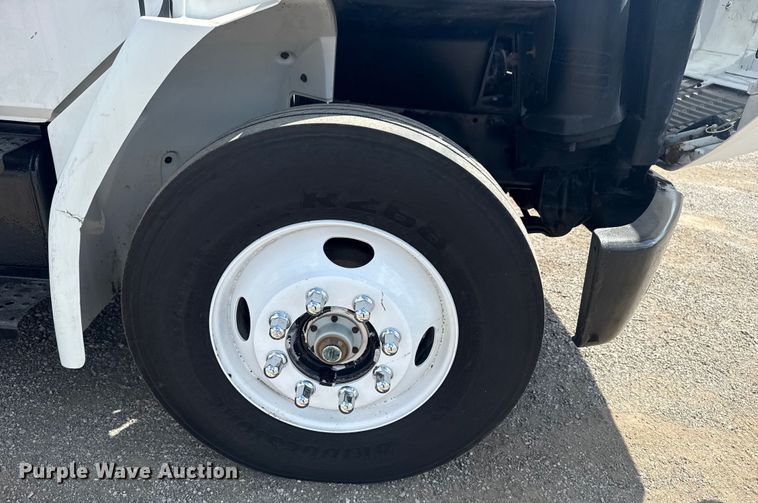 image for item NU9566 2001 Freightliner FL80 delivery truck