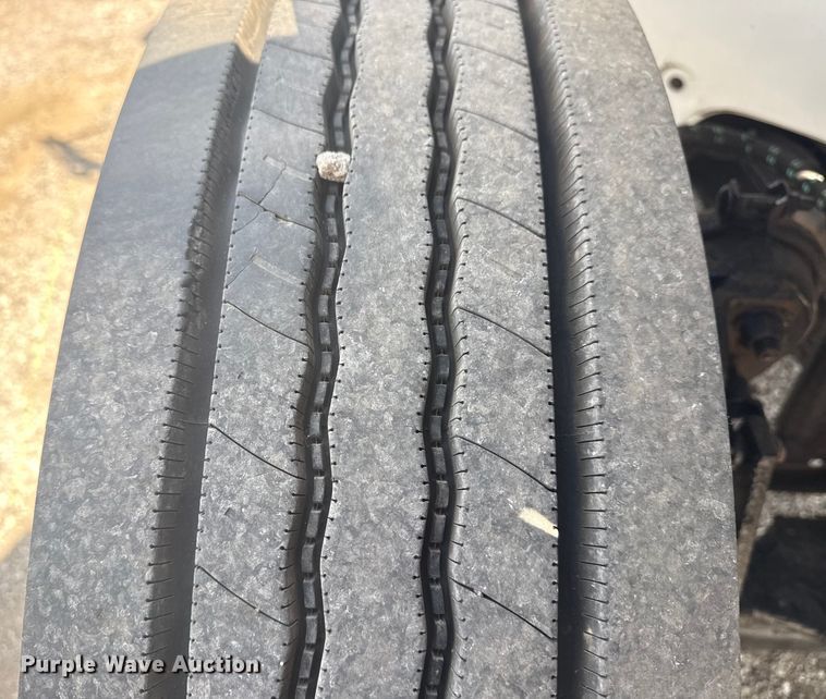 image for item NU9566 2001 Freightliner FL80 delivery truck