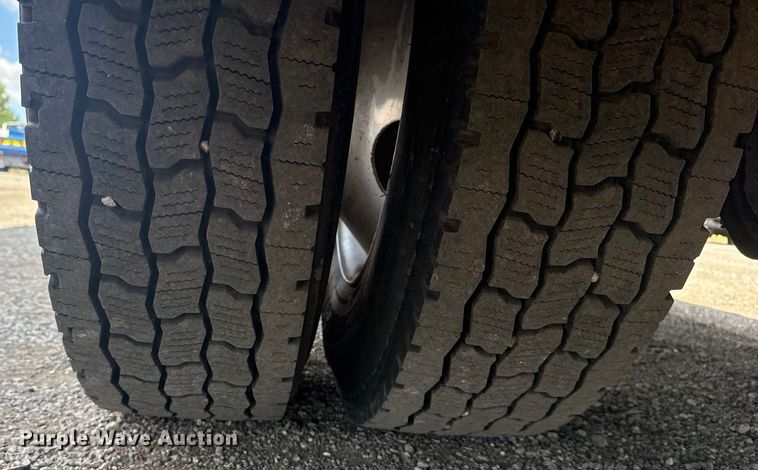 image for item NU9566 2001 Freightliner FL80 delivery truck