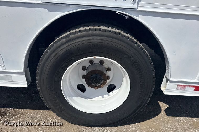 image for item NU9566 2001 Freightliner FL80 delivery truck