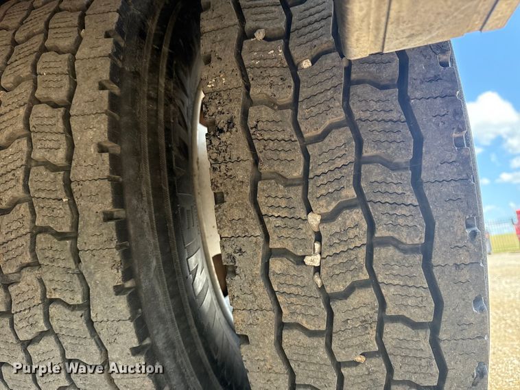 image for item NU9566 2001 Freightliner FL80 delivery truck