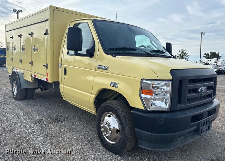 image for item NU9570 2022 Ford E450 Super Duty delivery truck