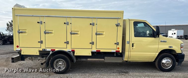 image for item NU9570 2022 Ford E450 Super Duty delivery truck
