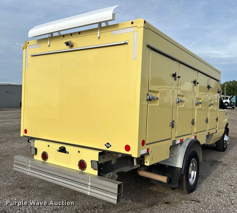 image for item NU9570 2022 Ford E450 Super Duty delivery truck