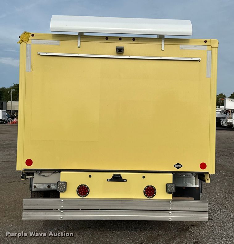 image for item NU9570 2022 Ford E450 Super Duty delivery truck