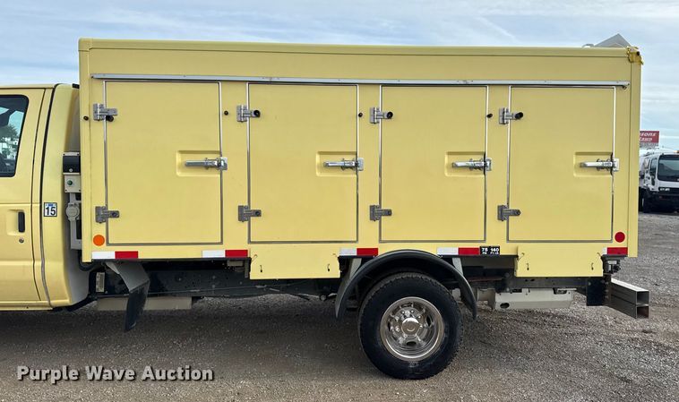 image for item NU9570 2022 Ford E450 Super Duty delivery truck