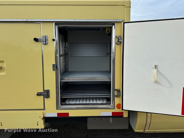 image for item NU9570 2022 Ford E450 Super Duty delivery truck