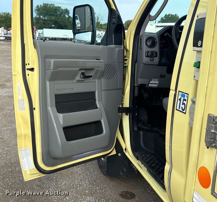 image for item NU9570 2022 Ford E450 Super Duty delivery truck