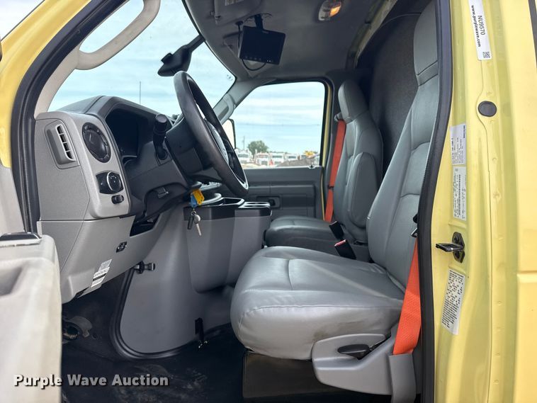 image for item NU9570 2022 Ford E450 Super Duty delivery truck