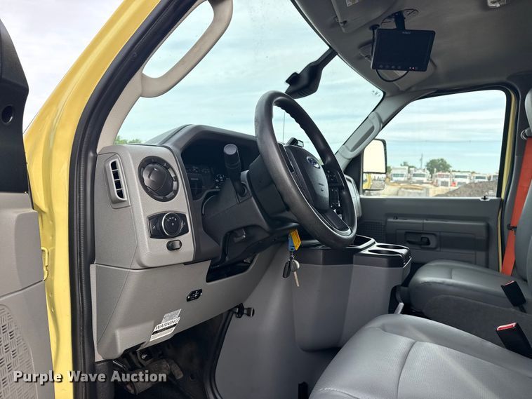 image for item NU9570 2022 Ford E450 Super Duty delivery truck