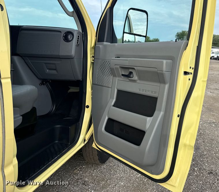 image for item NU9570 2022 Ford E450 Super Duty delivery truck