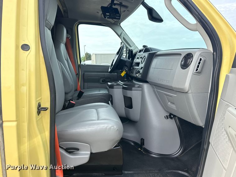 image for item NU9570 2022 Ford E450 Super Duty delivery truck