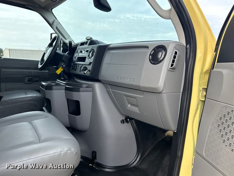 image for item NU9570 2022 Ford E450 Super Duty delivery truck