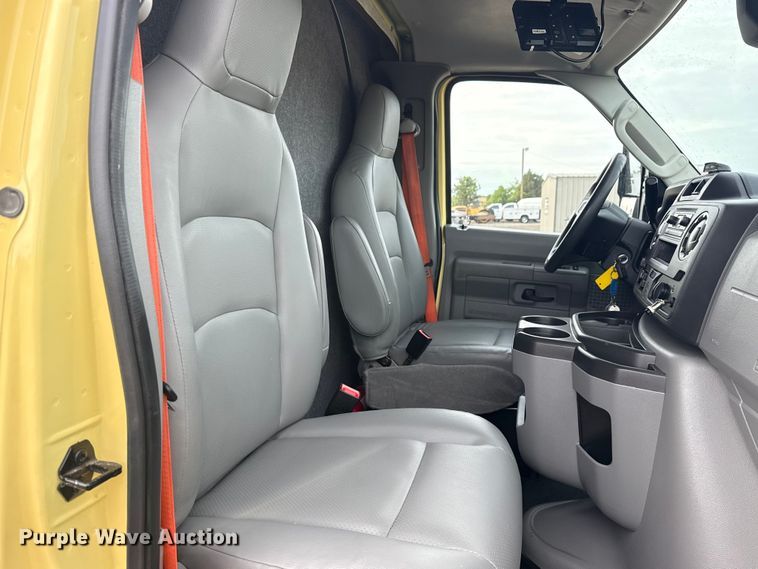 image for item NU9570 2022 Ford E450 Super Duty delivery truck