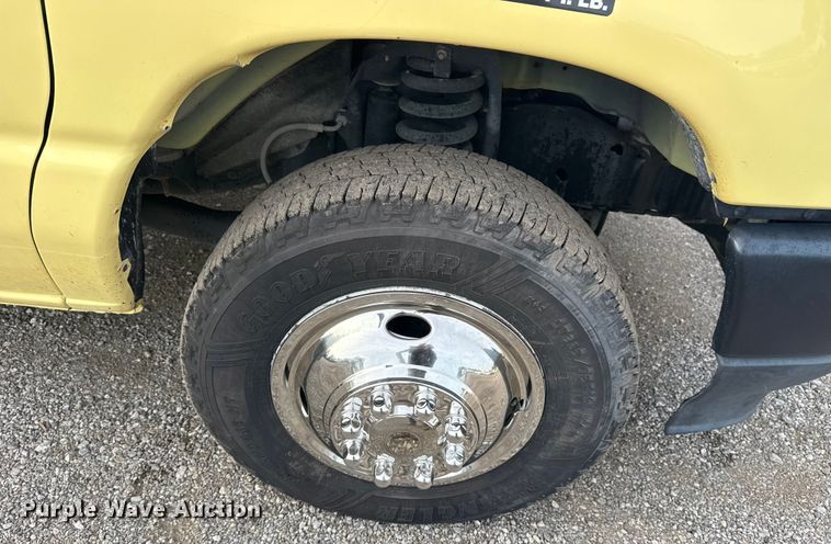 image for item NU9570 2022 Ford E450 Super Duty delivery truck