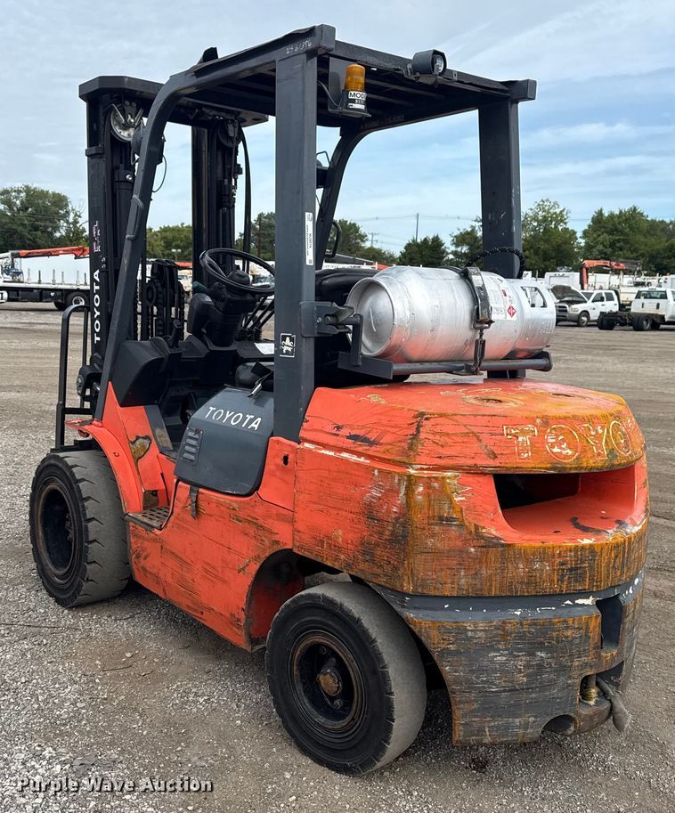 image for item NU9574 2002 Toyota 7FGU30 forklift