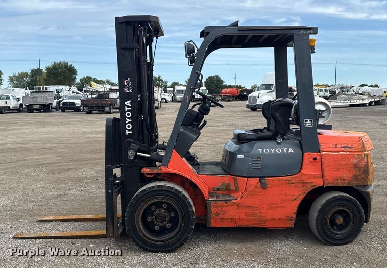 image for item NU9574 2002 Toyota 7FGU30 forklift