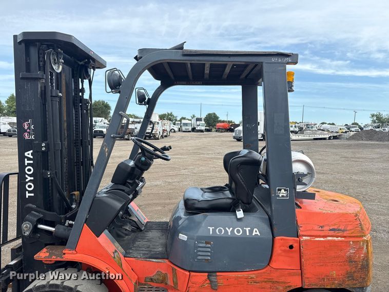 image for item NU9574 2002 Toyota 7FGU30 forklift