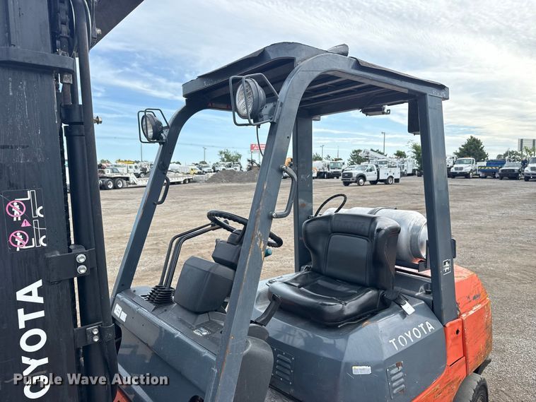 image for item NU9574 2002 Toyota 7FGU30 forklift
