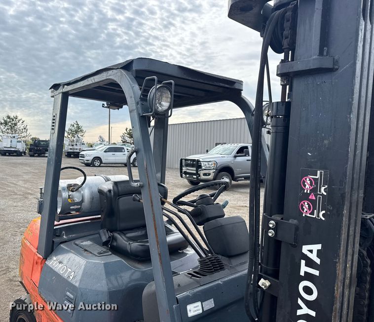 image for item NU9574 2002 Toyota 7FGU30 forklift