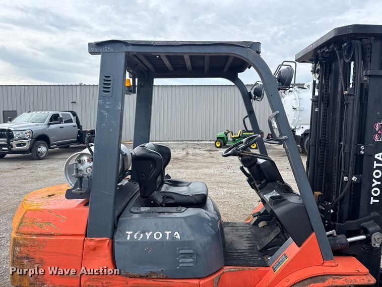 image for item NU9574 2002 Toyota 7FGU30 forklift