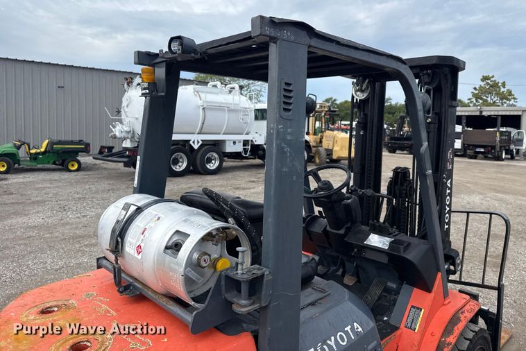 image for item NU9574 2002 Toyota 7FGU30 forklift