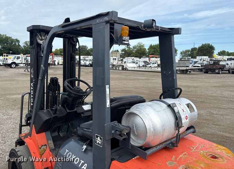 image for item NU9574 2002 Toyota 7FGU30 forklift