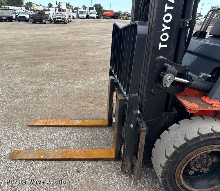 image for item NU9574 2002 Toyota 7FGU30 forklift