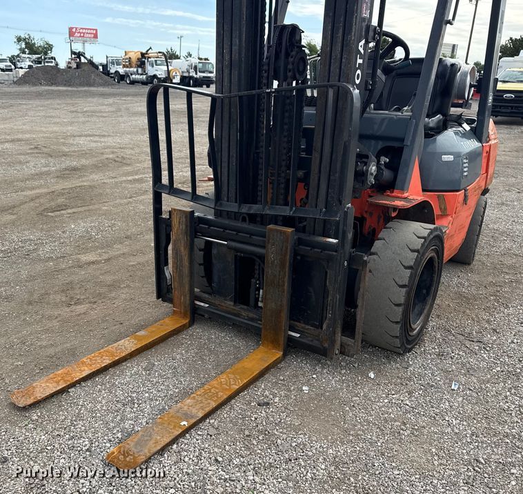 image for item NU9574 2002 Toyota 7FGU30 forklift