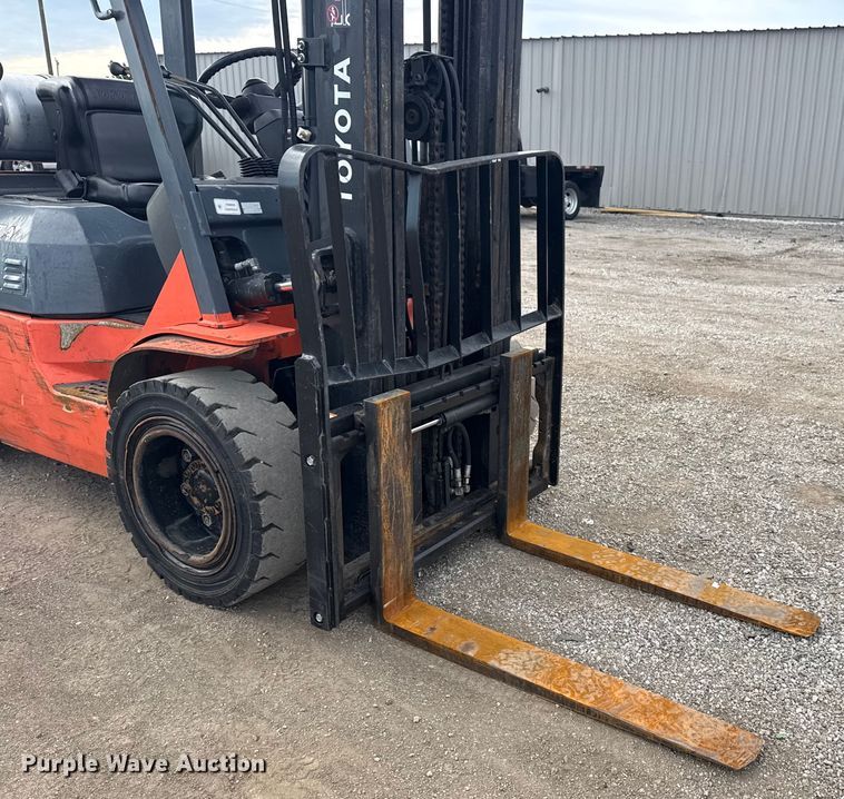 image for item NU9574 2002 Toyota 7FGU30 forklift