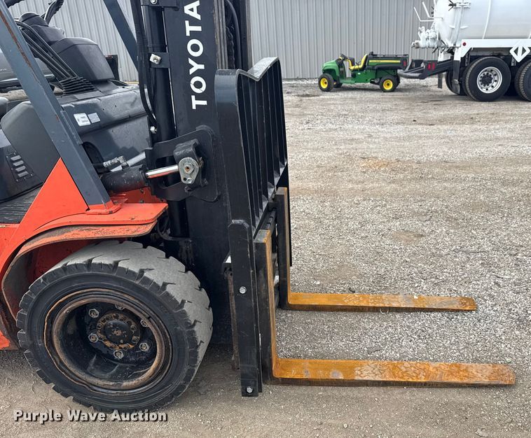 image for item NU9574 2002 Toyota 7FGU30 forklift