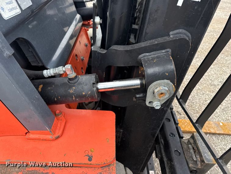 image for item NU9574 2002 Toyota 7FGU30 forklift