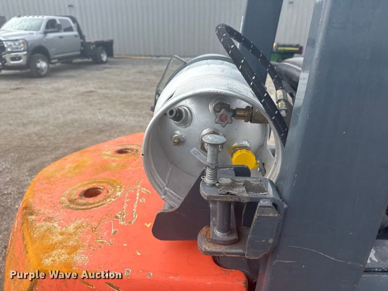 image for item NU9574 2002 Toyota 7FGU30 forklift