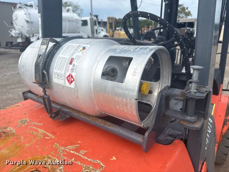 image for item NU9574 2002 Toyota 7FGU30 forklift